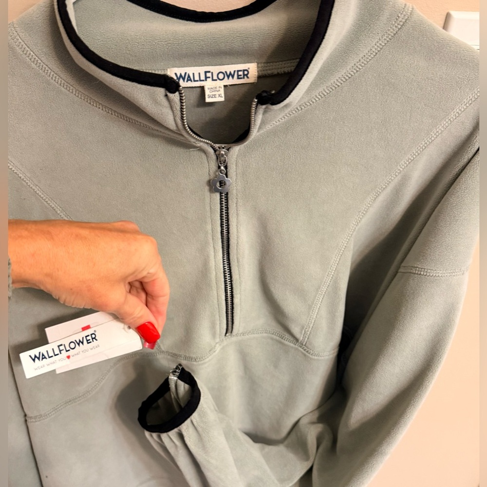 NWT Wallflower Juniors Fleece 1/4 zip